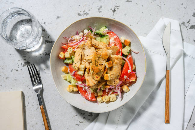 Hähnchenstreifen auf griechischem Salat
