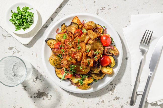 Kebab-Filetstücken Hähnchen-Art auf Ofengemüse