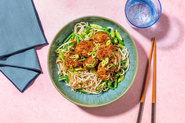 Gehaktballetjes in sticky saus met noedels