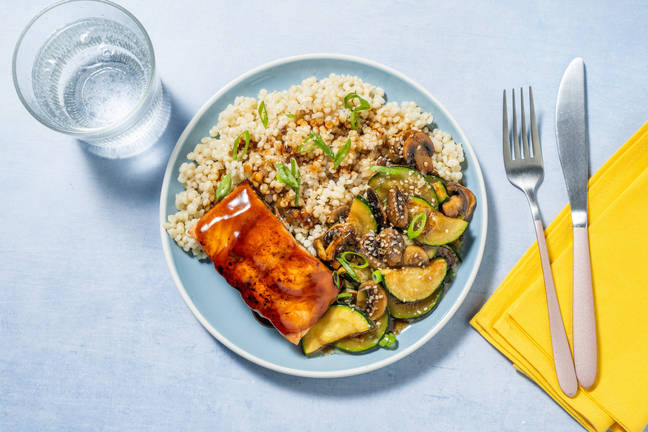 Sticky zalmfilet met champignons en gomasio