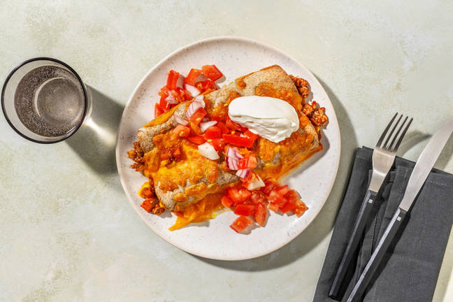 Cheesy tortilla-ovenschotel met kipgehakt en zure room