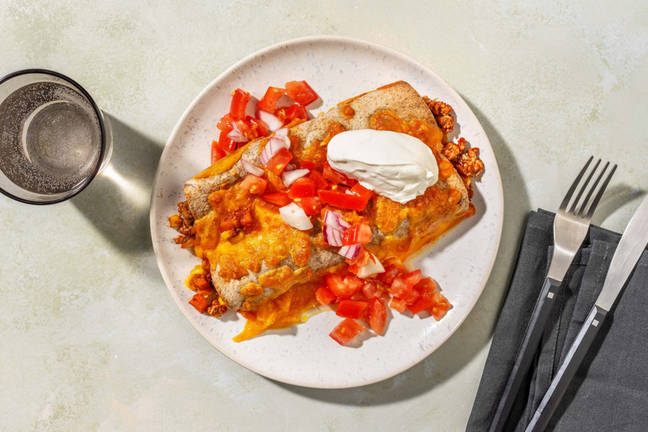 Cheesy tortilla-ovenschotel met kip en zure room