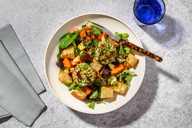 Sallad med tranbärs- och pinejnötsvänd getost