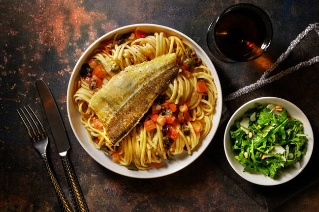 Gyldenstegt torsk på tomat-olivenlinguine