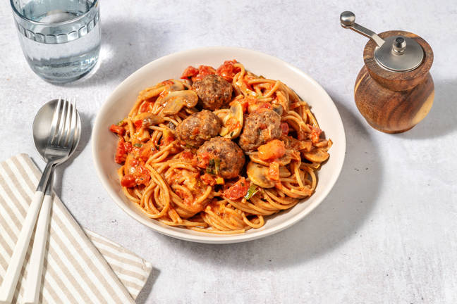 Spaghetti met gehaktballetjes in romige tomatensaus
