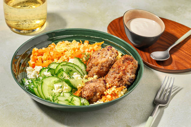 Græsk bulgurbowl med souvlaki-kofta 