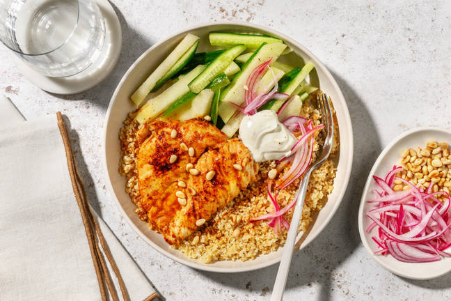 Honningglaseret harissakylling og pinjekerner