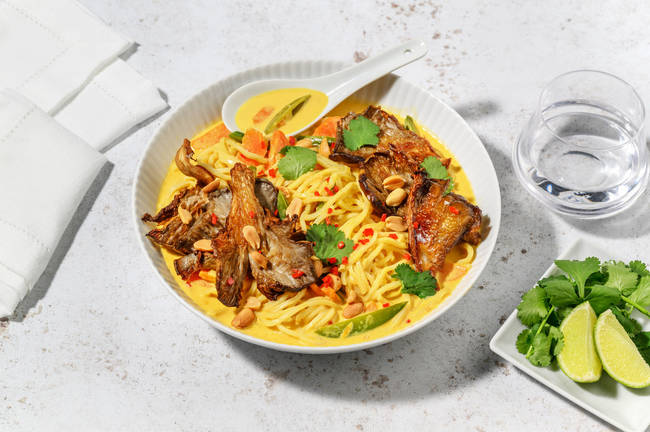 Laksa med ostronskivling och sockerärtor