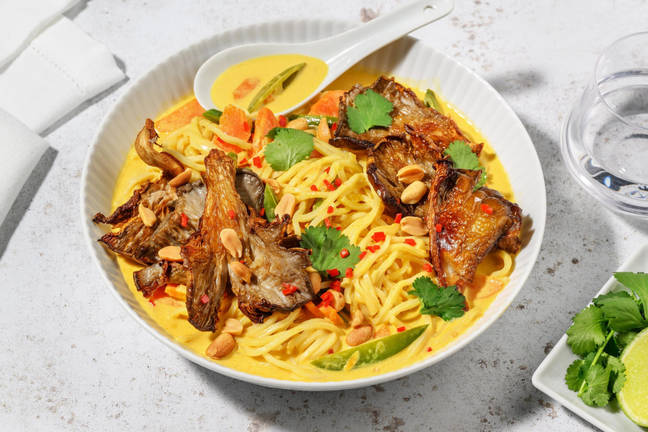 Laksa med ostronskivling och sockerärtor