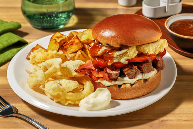 Amerikansk steakburger og BBQ-sauce