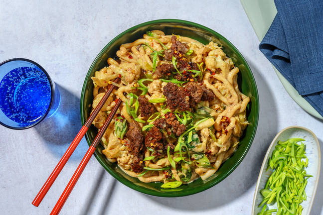 Asiatiska dan dan-blandfärsnudlar