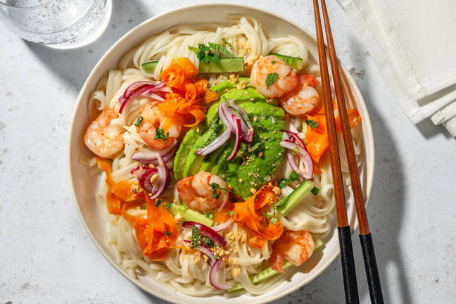 Vietnamesisk salat med sesamnudler og stekte reker
