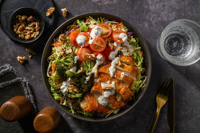 Sallad på kyckling, couscos och broccoli