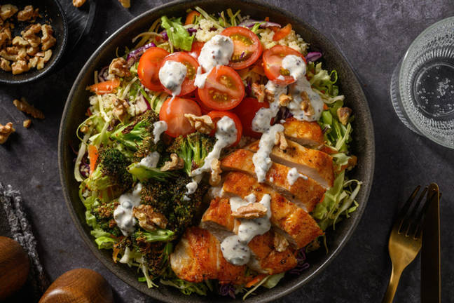 Kyllinge-couscoussalat med bagt broccoli