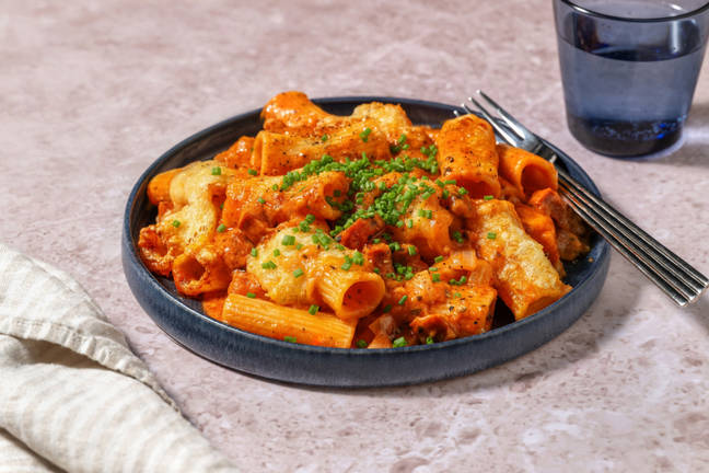 Rigatoni con chorizo y queso gratinado