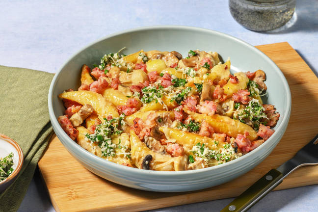 Bacon-Schupfnudelpfanne mit Kräuter-Käse Topping