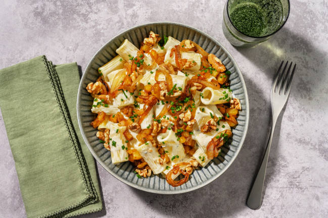 Rigatonis rápidos al queso azul con pera caramelizada