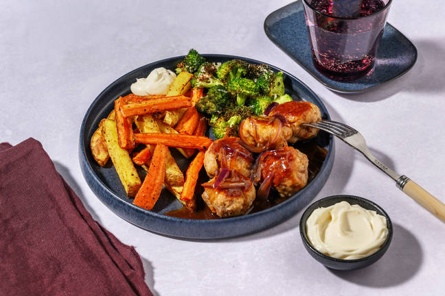 Svine- og kalvekødboller i løgsauce