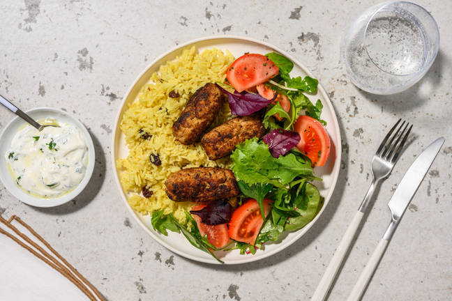 Rindfleisch-Köfte auf goldenem Sultaninen-Reis