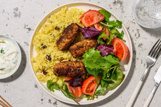 Weiderind-Köfte auf goldenem Sultaninen-Reis