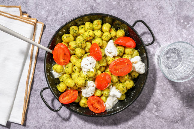 Chicche saltate in padella al pesto e burrata