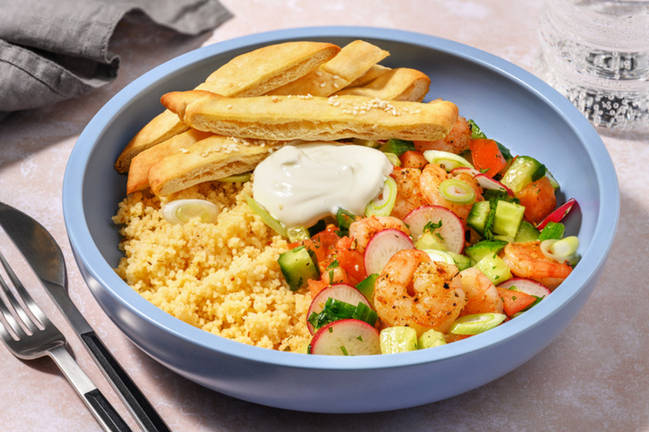 Medelhavskryddad fattoushsallad och räkor