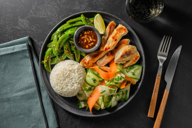 Indonesisk bowl med sataykylling