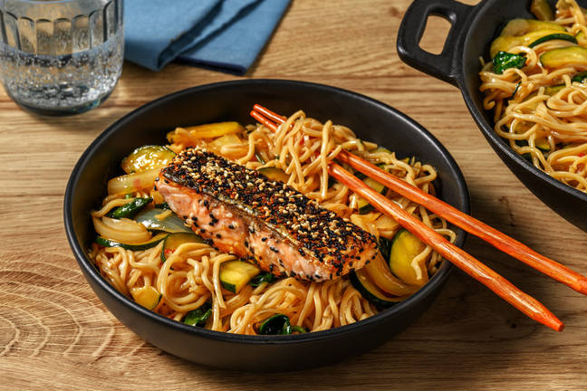 Zalm met sesamkorst en noedels