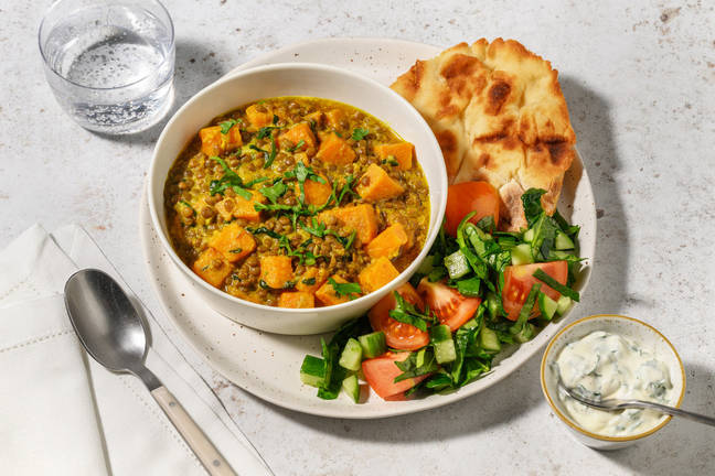 Linzencurry met zoete aardappel en naan