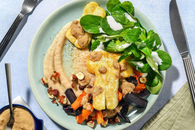 Grillkäse und Ofenkarotten auf Butterbohnenpüree