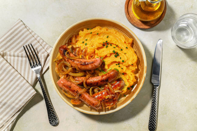 Salchichas encebolladas con patatas estilo revolconas