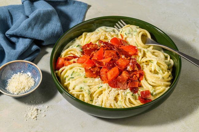 Krämig zucchinipasta och krispig prosciutto