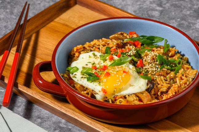Riz sauté au kimchi relevé et œuf au plat