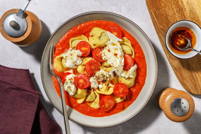 Spenat- och ricottatortelloni i tomatsås