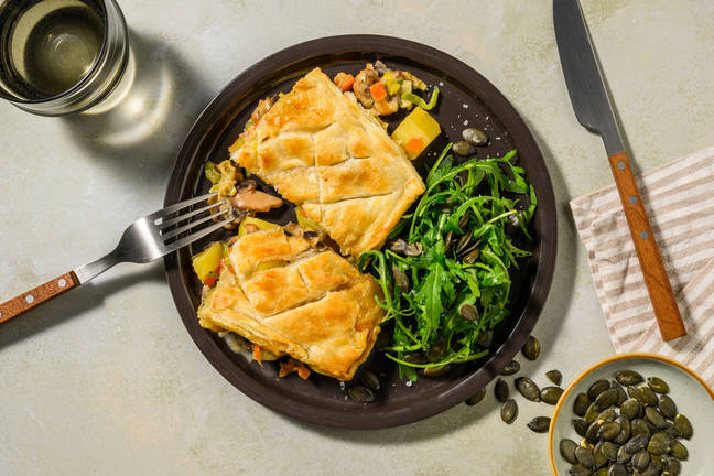 Svamp- och grönsaksfylld smördegspaj