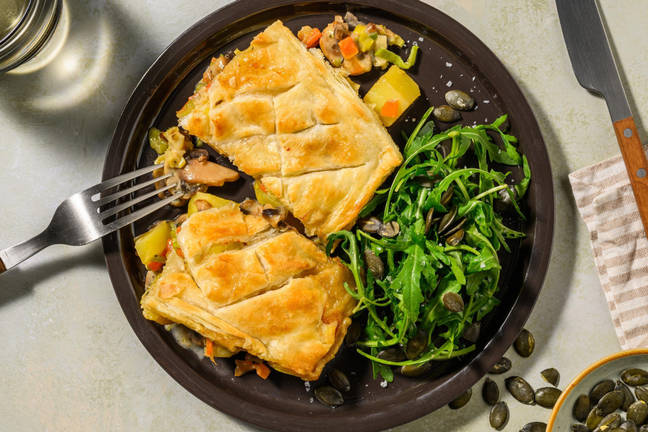 Svampe- og grønsagsfyldt butterdejstærte