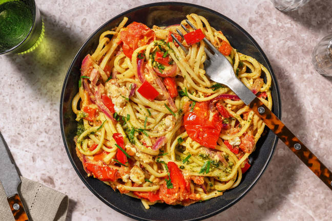 Linguine met pesto en witte kaas