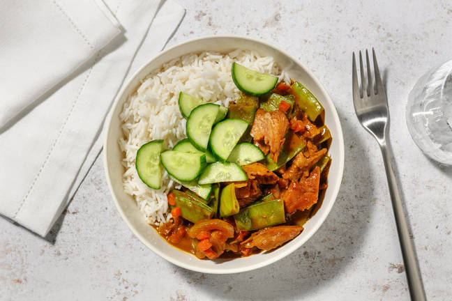 Plantaardige kipstukjes in curry-pindasaus