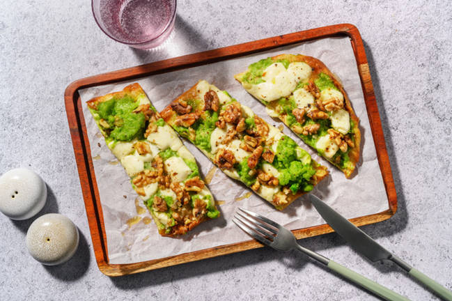 Pinsa al pesto di edamame e mozzarella senza lattosio