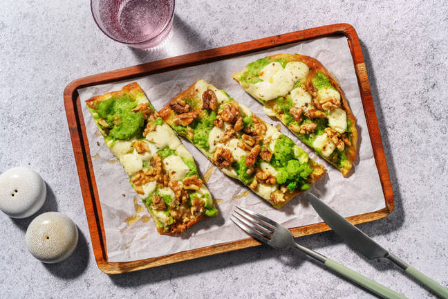 Pinsa al pesto di edamame e mozzarella senza lattosio