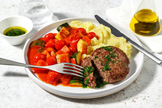 ¡Al plato! Hamburguesa con pisto casero de verduras