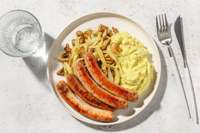 Salchichas de pollo con setas salteadas