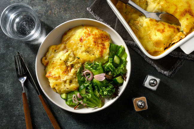 Britisk kyllingpai med bacon og purre