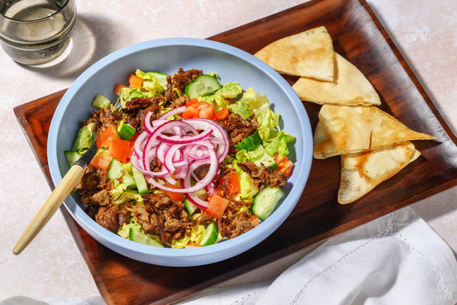 Veganes Schawarma auf buntem Salat