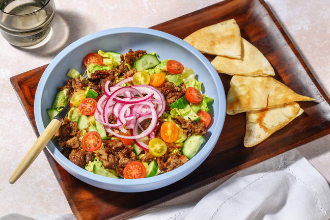 Veganes Schawarma auf buntem Salat