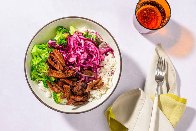 Bunte Bowl mit veganen Teriyaki-Filetstreifen