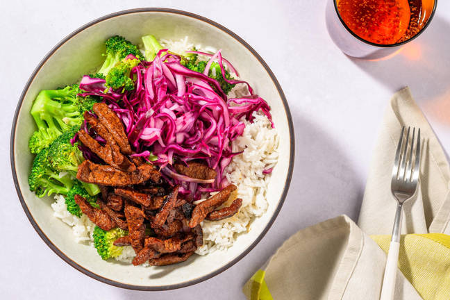 Bunte Bowl mit veganen Teriyaki-Filetstreifen