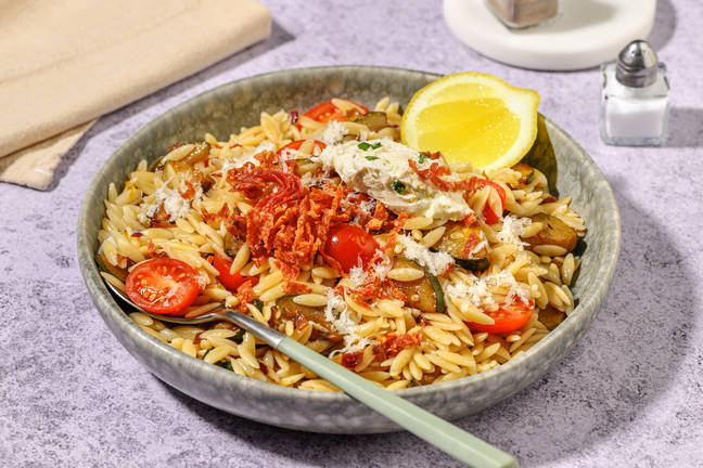 Orzosalade met knapperige salamireepjes