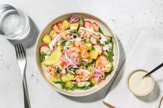 Aardappelsalade met warmgerookte zalm en dilledressing