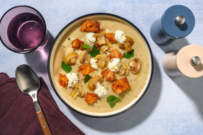 Vellutata di dicembre ai funghi e formaggio fresco